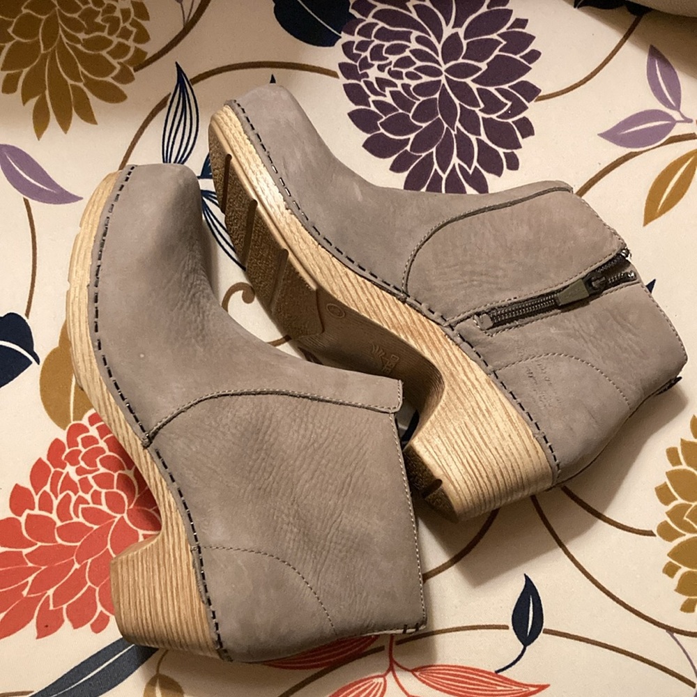 BOOTIE DANSKO tan suede, Excellent condition